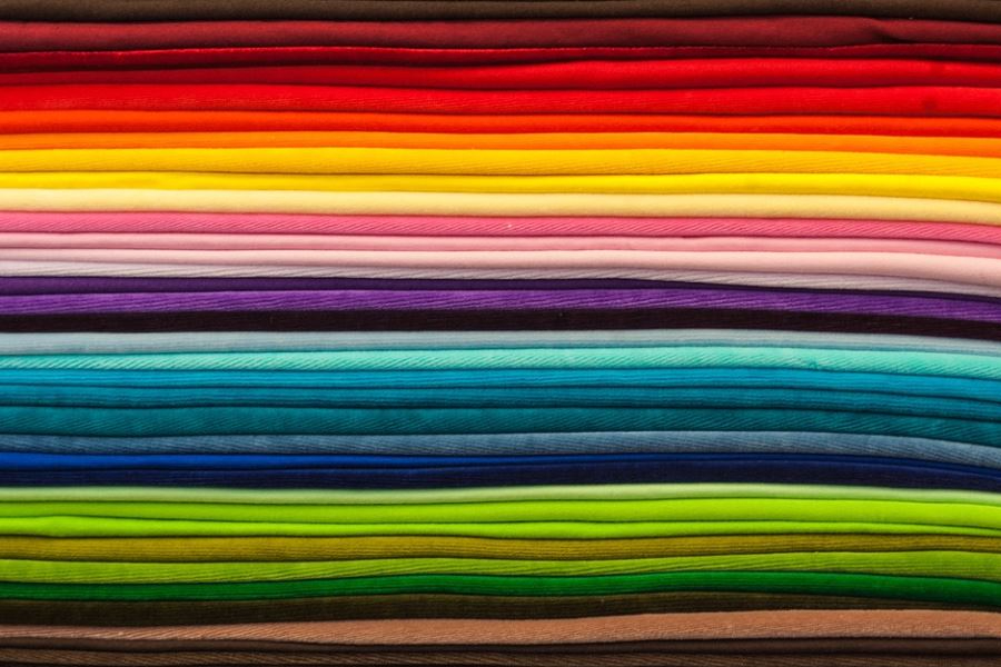 重ねられた色とりどりのファブリック