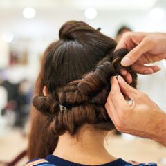 海外セレブに人気の前髪ヘアアレンジに挑戦！簡単にできるテクニックとは