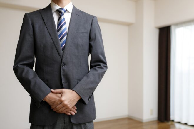 スーツを着た男性