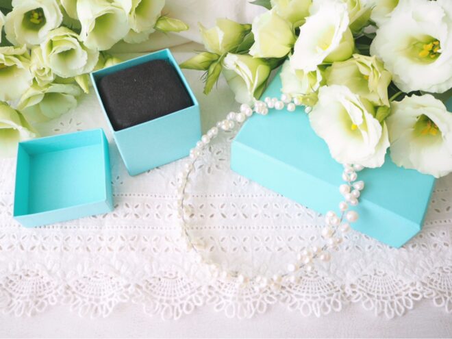 花束とパールのネックレス