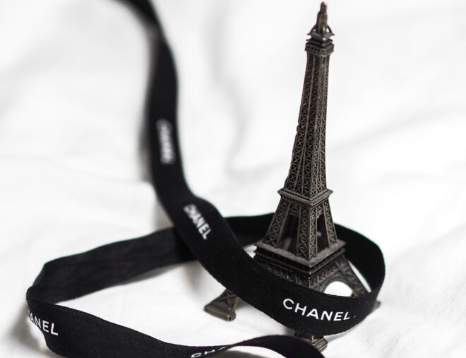 ハイブランドのロゴ入りリボンとエッフェル塔の小物